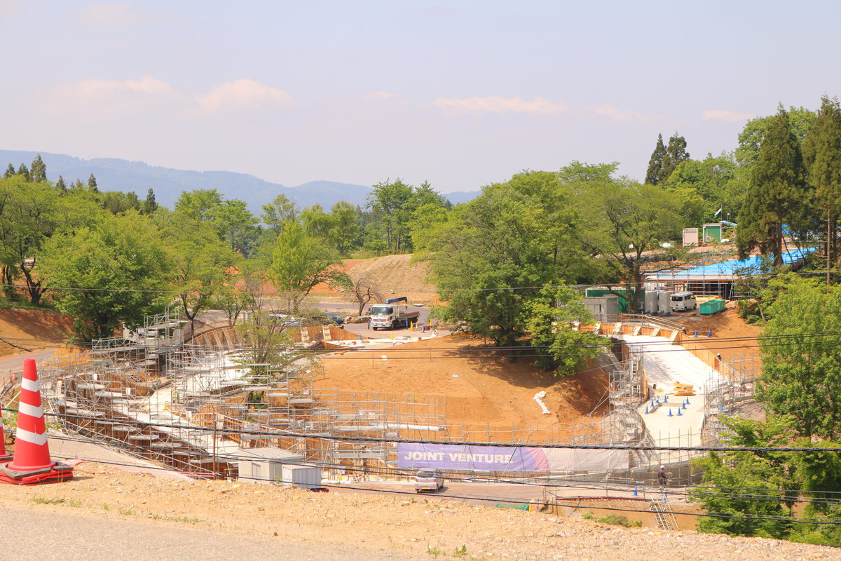 大規模な造成工事が進むプレイアースパーク富山の広大な建設現場