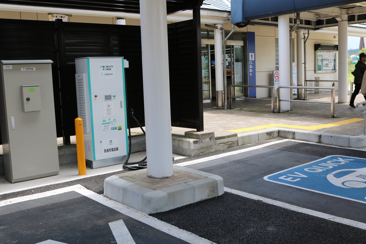 プレイアースパーク富山への家族ドライブを支える城端SAのEV充電設備の写真。子どもが自然の中で元気に遊ぶ前後に、安心して車の充電が可能です。