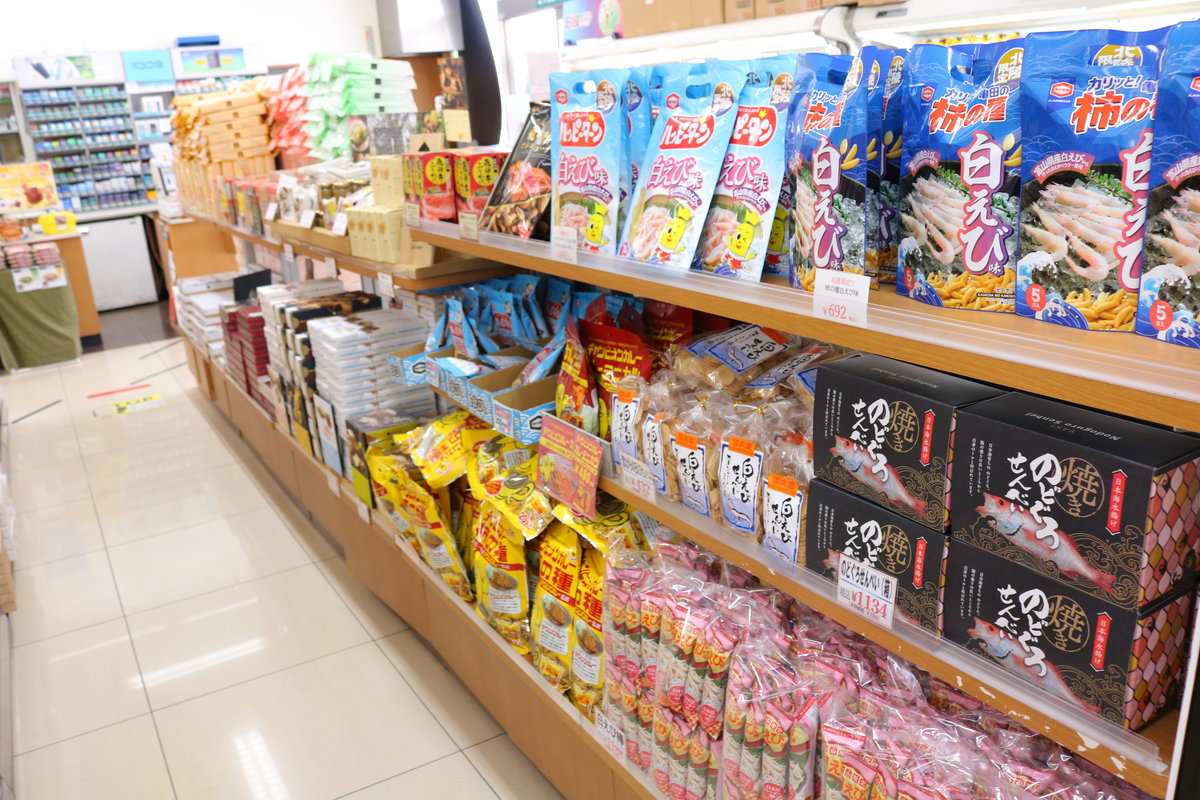 プレイアースパーク富山で遊んだ後に立ち寄りたい城端SAのお土産売り場の写真。富山や飛騨の名産品が並び、家族や子どもと笑顔で楽しくお買い物ができます。