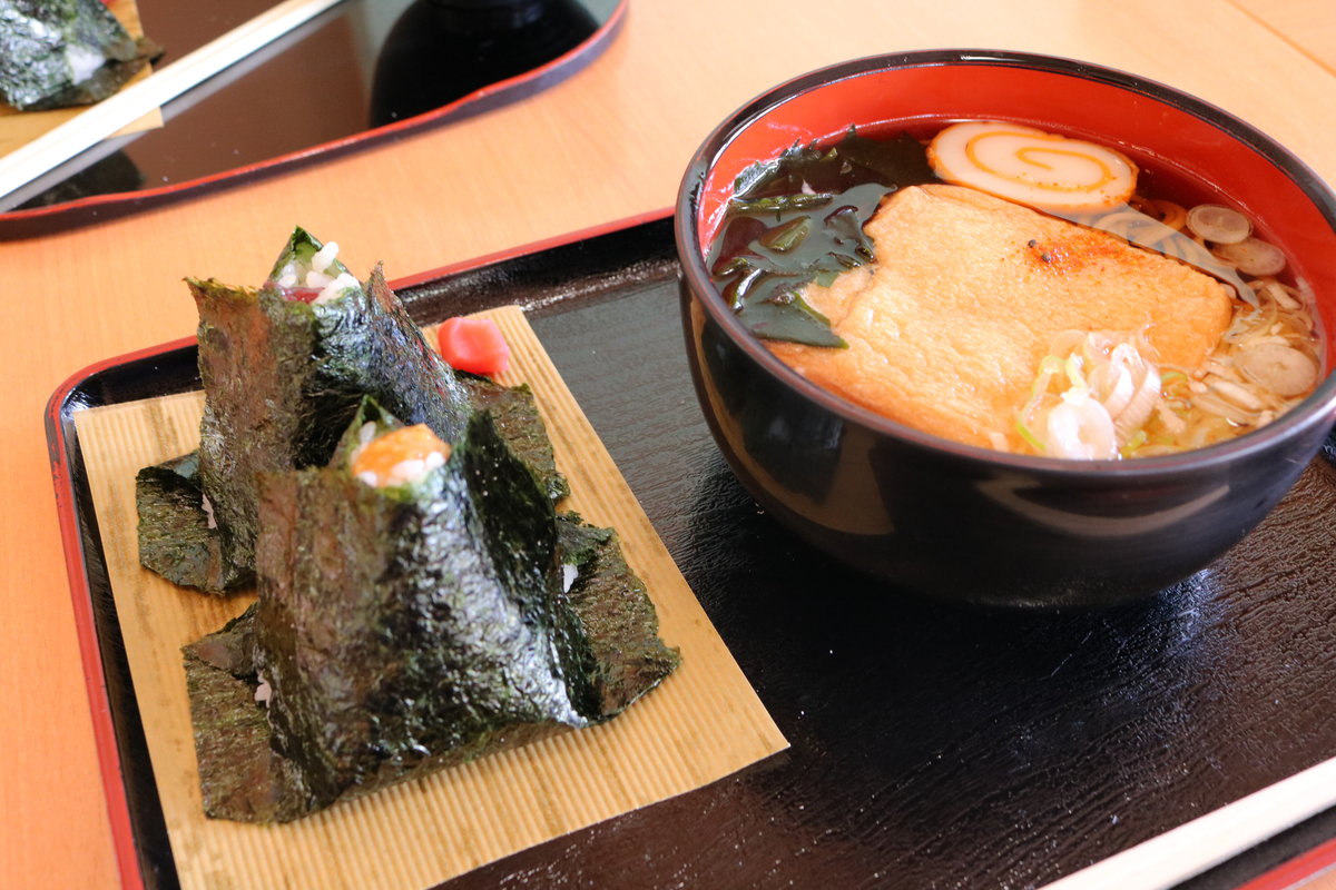 プレイアースパーク富山で遊んだ後、家族で味わうヨッテカーレ城端の手作りおにぎりときつねそばの写真。子どもが笑顔になるホッとする美味しさです。
