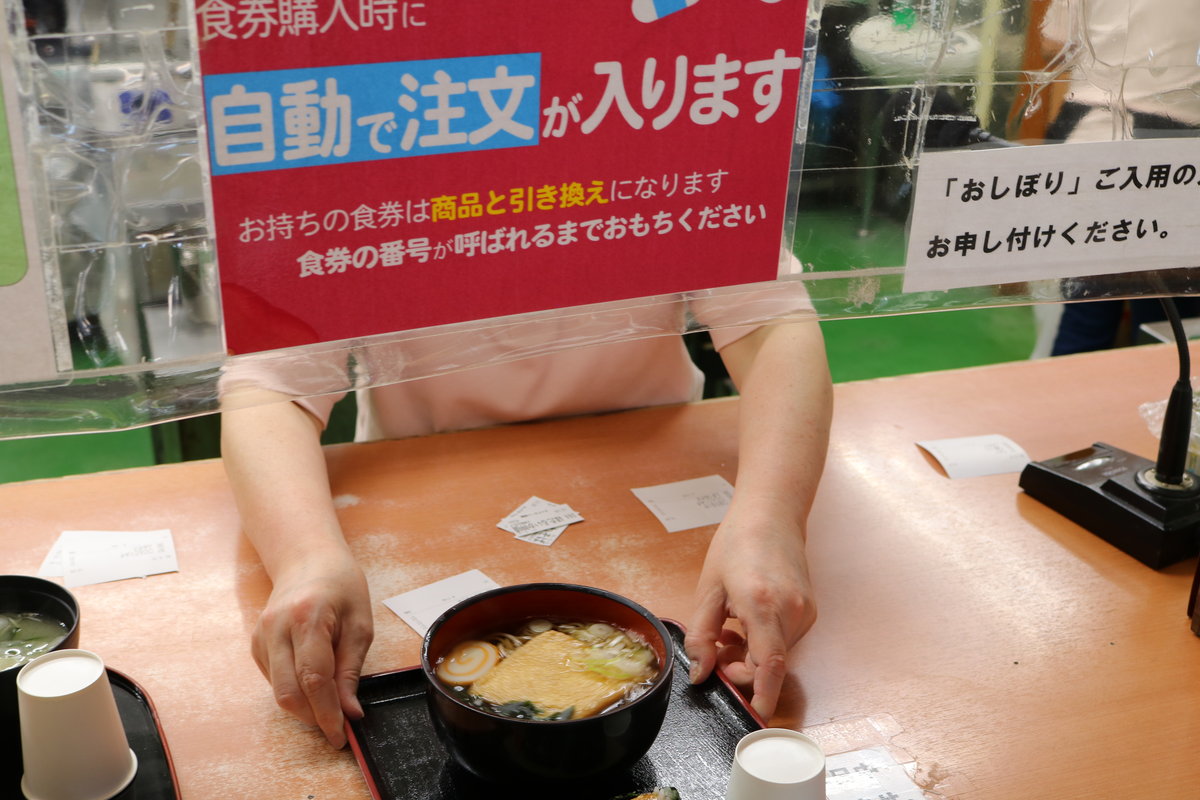 プレイアースパーク富山で遊んだ後、家族で味わうヨッテカーレ城端の手作りおにぎりときつねそばの写真。子どもが笑顔になるホッとする美味しさです。